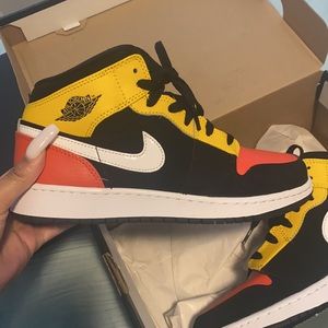 Air Jordan 1 MID SE (GS)